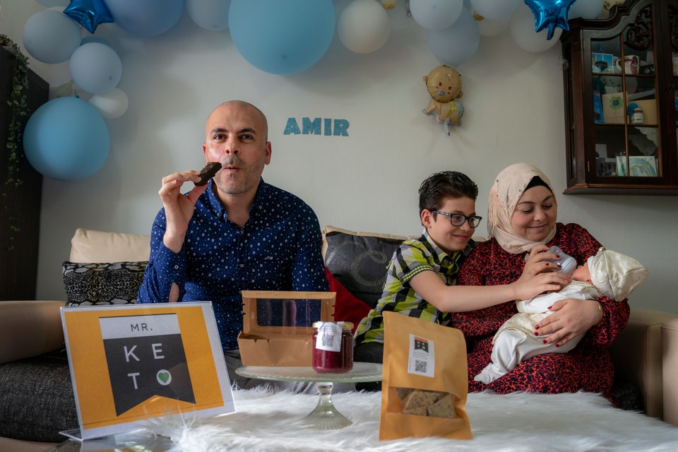 Mahmoud maakt samen met zijn vrouw Rana gezonde snacks voor mensen met diabetes. 