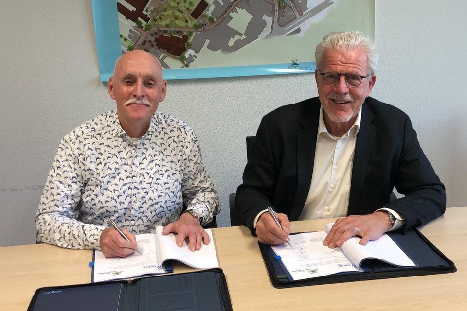 Wethouder Jos Last (links) en Deltafiberdirecteur Piet Grootenboer tekenen het contract. 