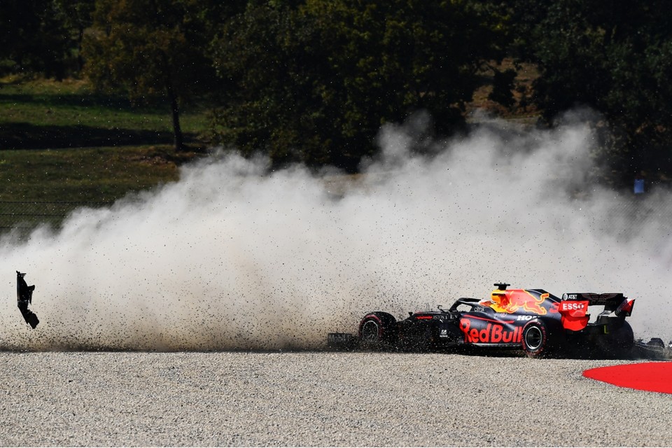 De Red Bull van Max Verstappen eindigt in de gravel. 