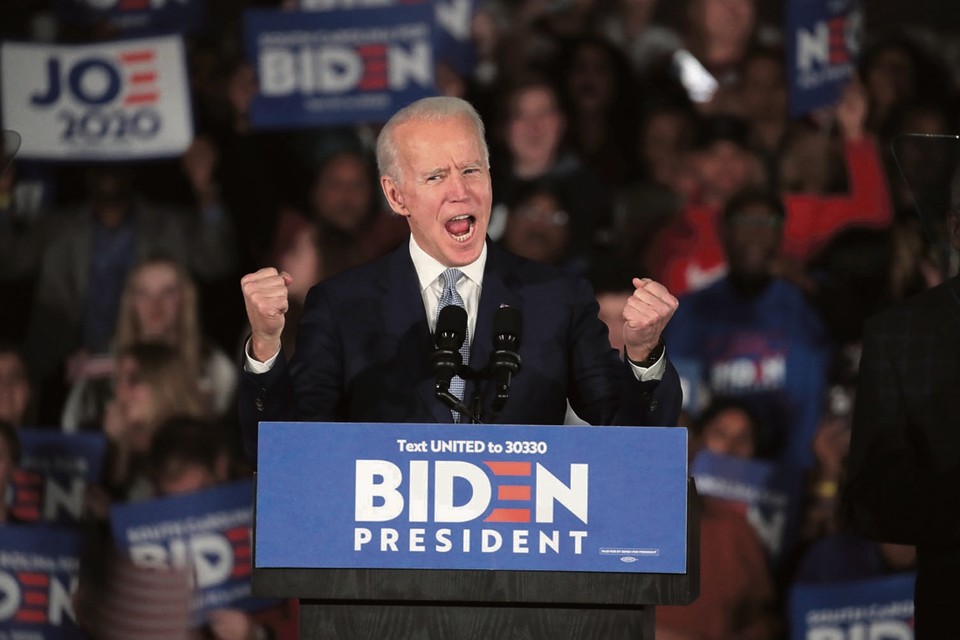 Een juichende Joe Biden na de verkiezingsuitslag. 