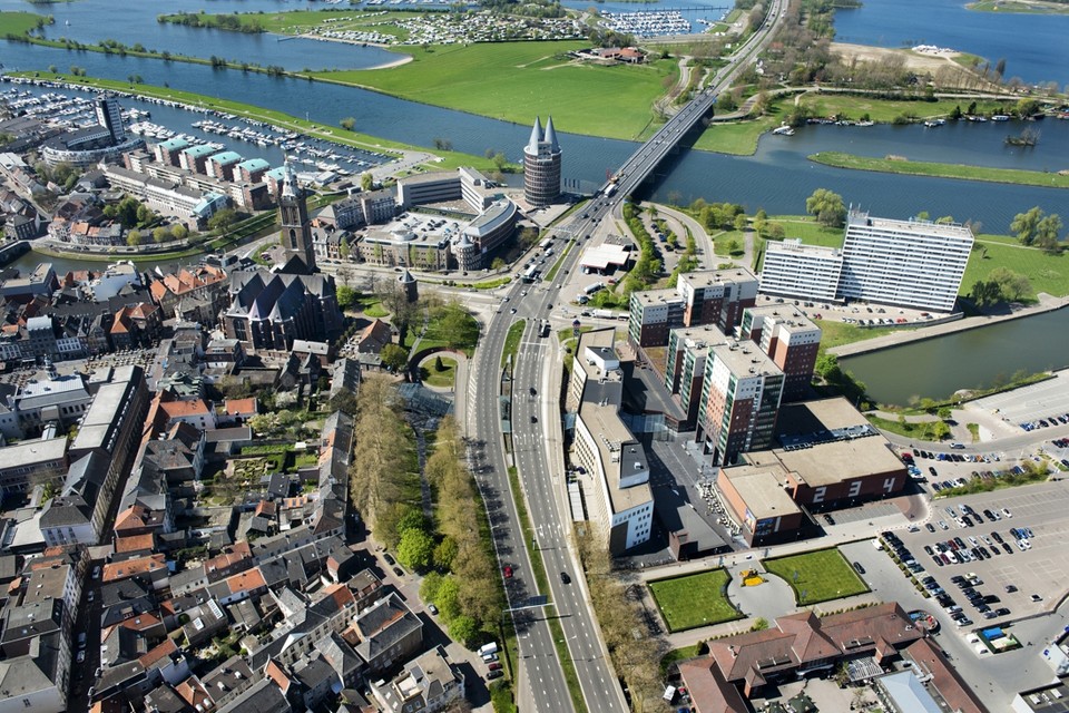 De Louis Raemaekersbrug (voorheen Maasbrug) in Roermond is dit weekend afgesloten vanwege reconstructie van de N280 