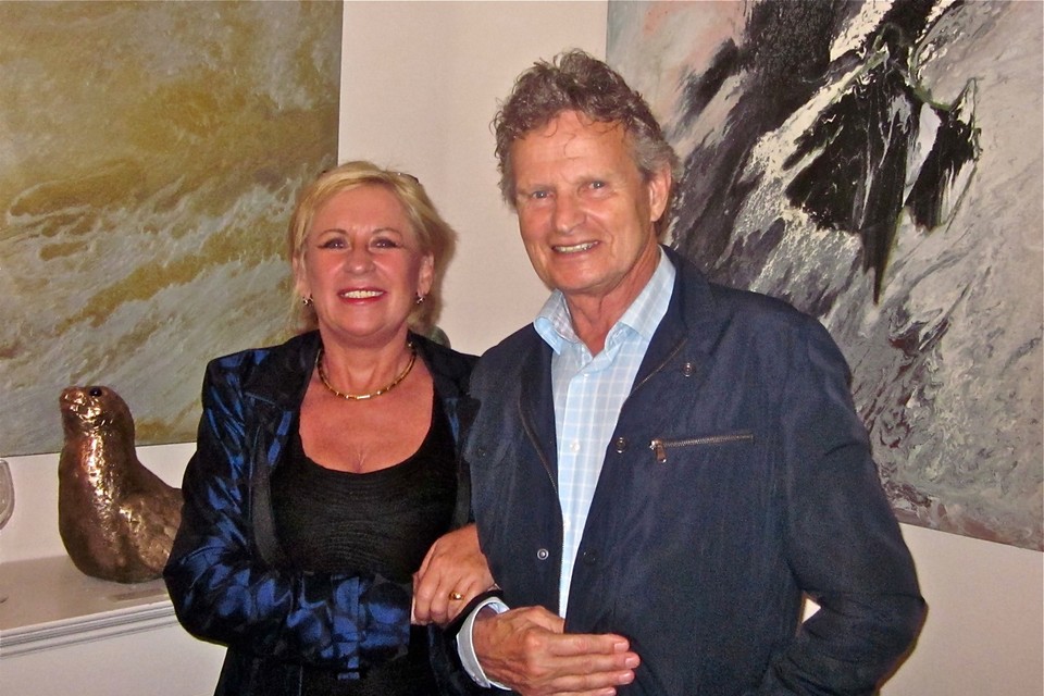Arie Voorzee wenst Doret Huibers succes met haar avontuur in Scheveningen.