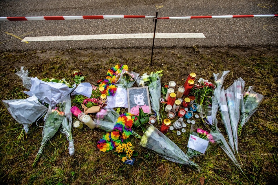 Bloemen op de plek aan de Mensheggerweg in Landgraaf waar na afloop van Pinkpop 2018 het ongeluk plaatsvond. 
