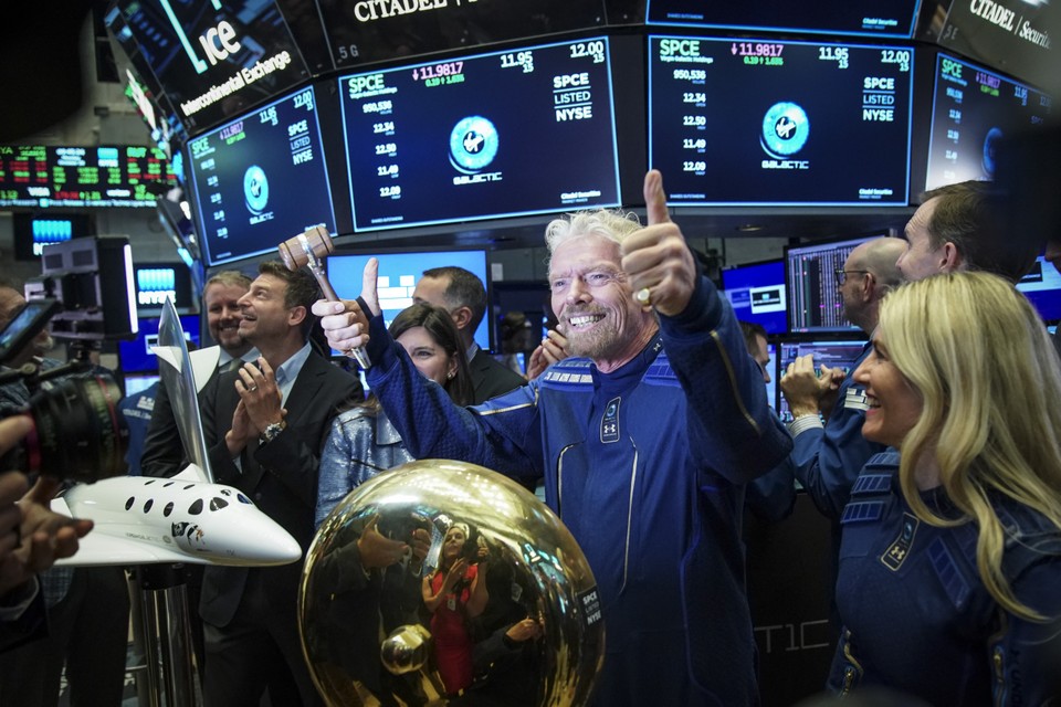 Richard Branson luidt de bel van de New York Stock Exchange bij de beursgang van Virgin Galactic in 2019. 