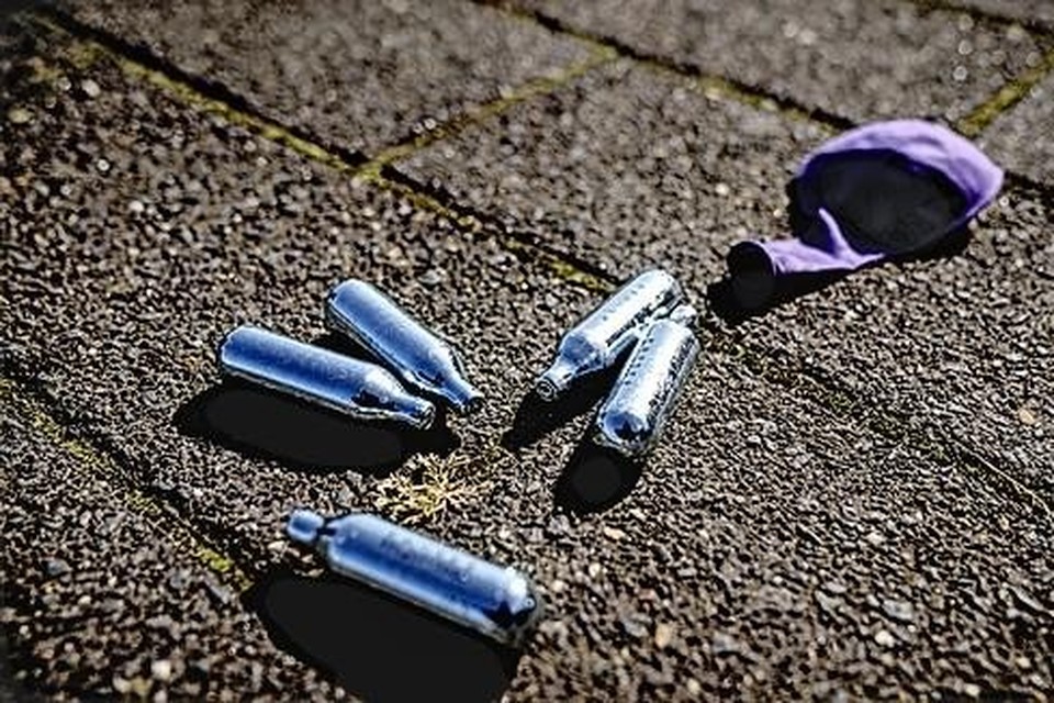 Lachgaspatronen zijn geregeld op en langs straten te vinden. 