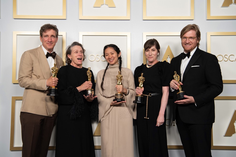 Producer Peter Spears, actrice Frances McDormand, regisseur Chloe Zhao, en producers Mollye Asher en Dan Janvey van ‘Nomadland’ na de Oscar-uitreiking.
