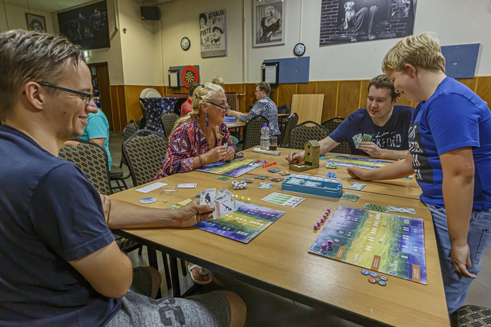 Vlnr: Jordi, Elke, Tom en Dean. Ze spelen het spel Wingspan op de spellenmiddag in Maasniel. 