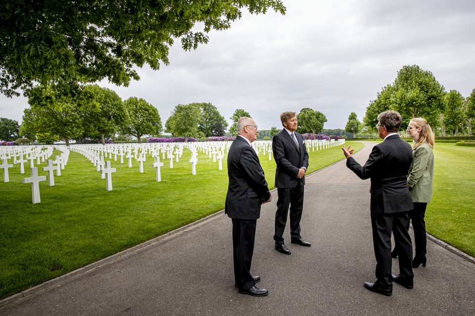 Frans (rechts) en Kelly Roebroeks vertellen de koning en de Amerikaanse ambassadeur over Henry W. Wolf, wiens graf op het ereveld in Margraten de familie heeft geadopteerd. 
