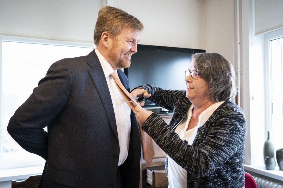 Jozé Moonen knipt de stropdas van koning Willem-Alexander doormidden. 