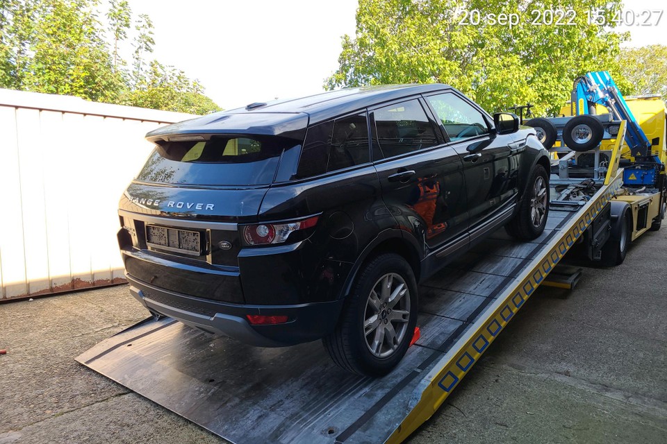 De gestolen Range Rover Evoque wordt afgevoerd. 