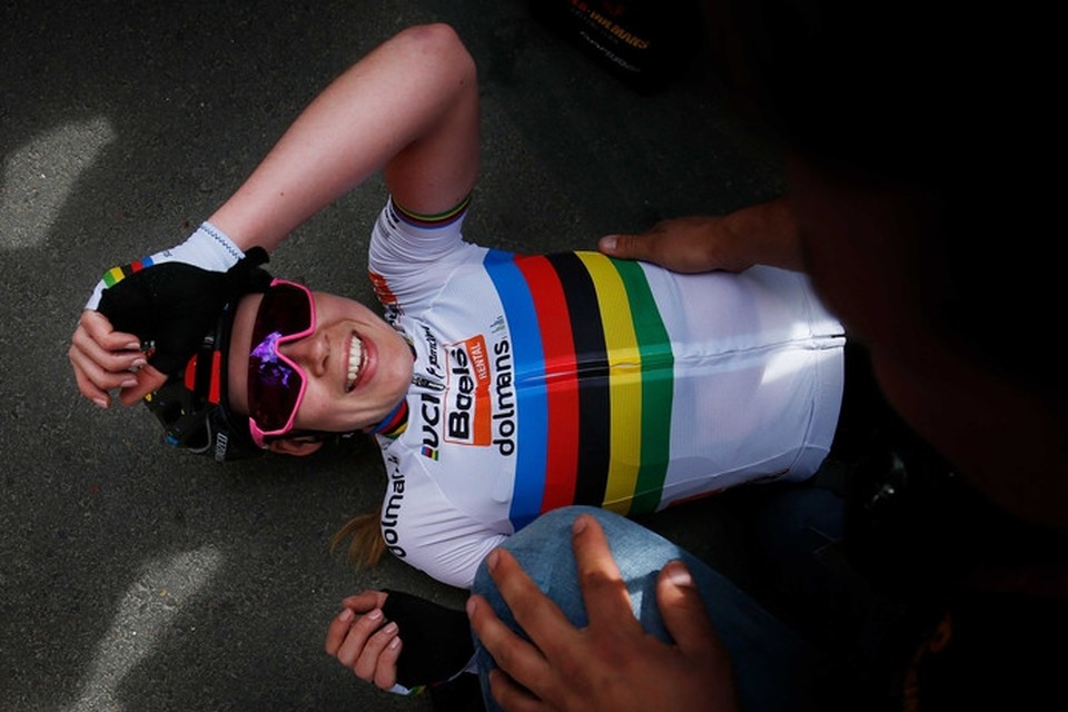 Anna van der Breggen viert haar overwinning op de Muur van Huy tijdens de wielerklassieker de Waalse Pijl. 
