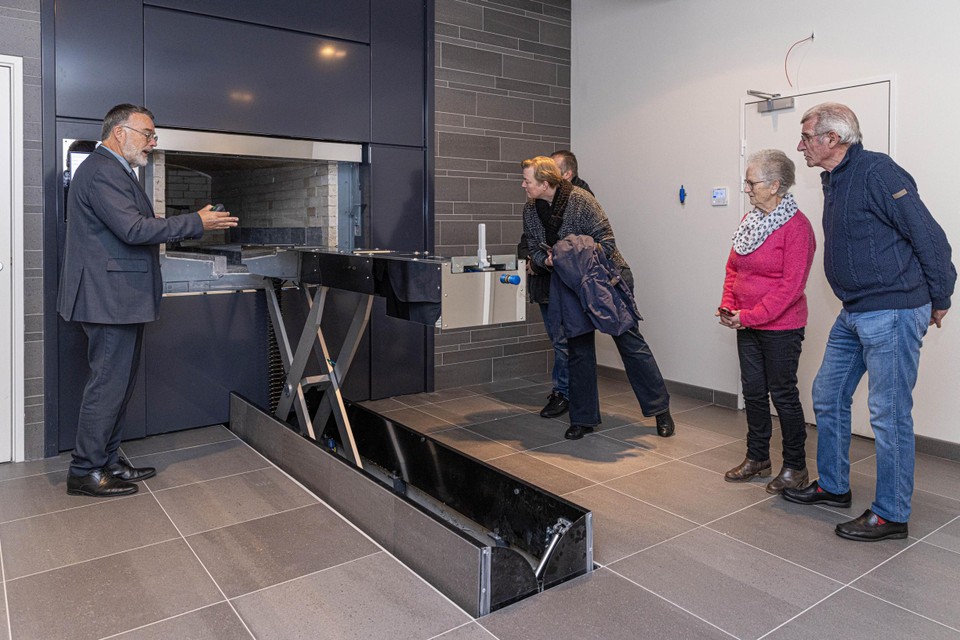 Peter Engelen demonstreert aan belangstellenden hoe de klimaatneutrale oven van het crematorium in Baexem werkt.