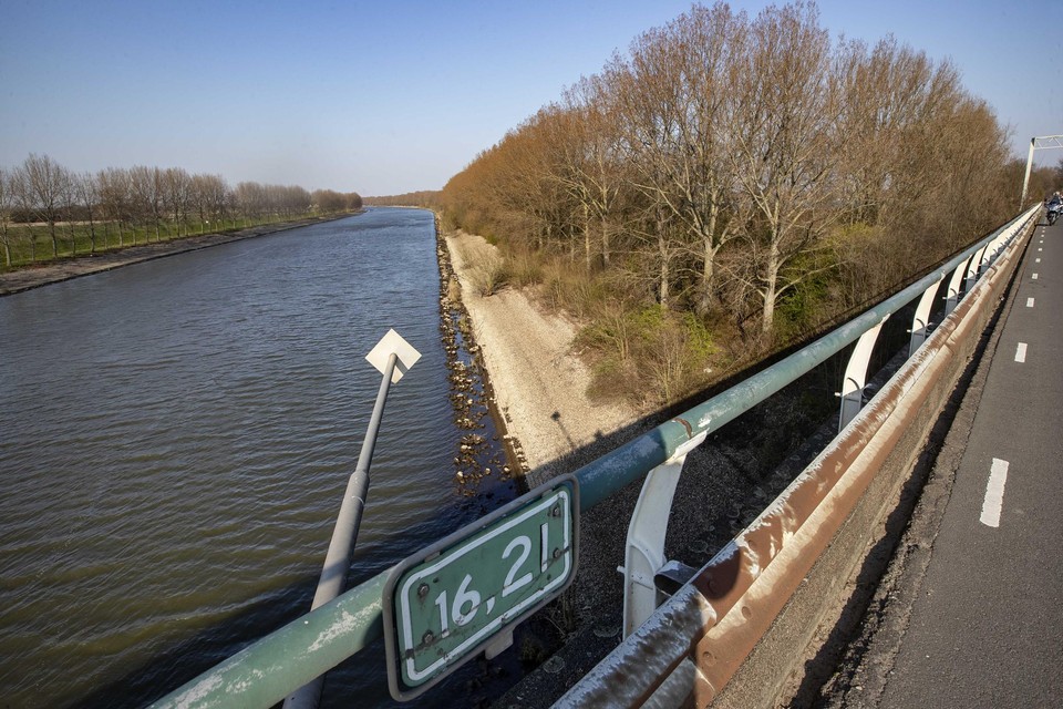 De verlaging van de dam langs het Lateraalkanaal voor hoogwaterbescherming en om recreatieve voorzieningen vlot te trekken is een van de zaken waarin wordt geïnvesteerd. 