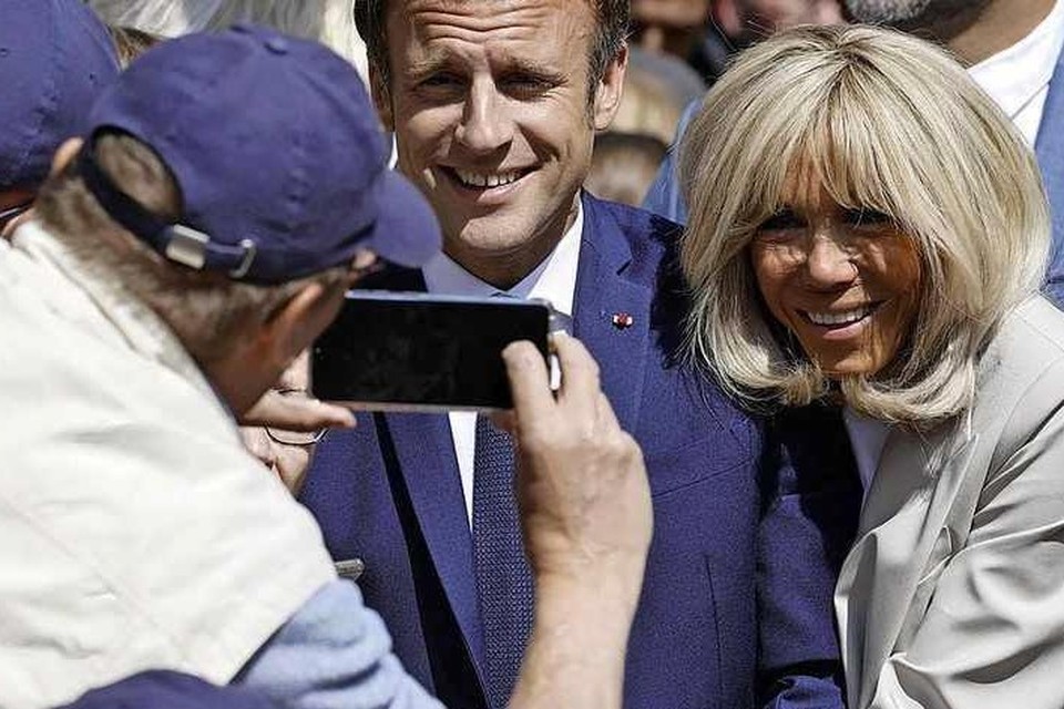 De Franse president Emmanuel Macron met zijn vrouw Brigitte arriveren bij het stembureau in Le Touquet. 