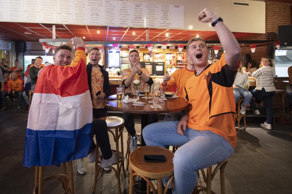 Daan Janssen (rechts) en zijn maten juichen als Oranje scoort. 