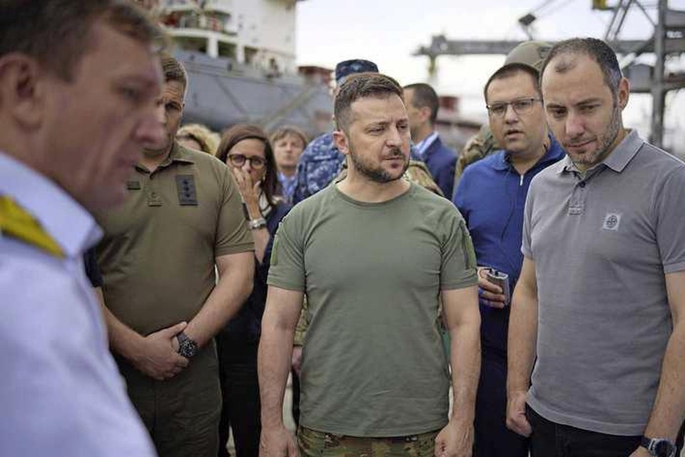 Zelenski neemt een kijkje bij de export van een graanschip in Odessa. 