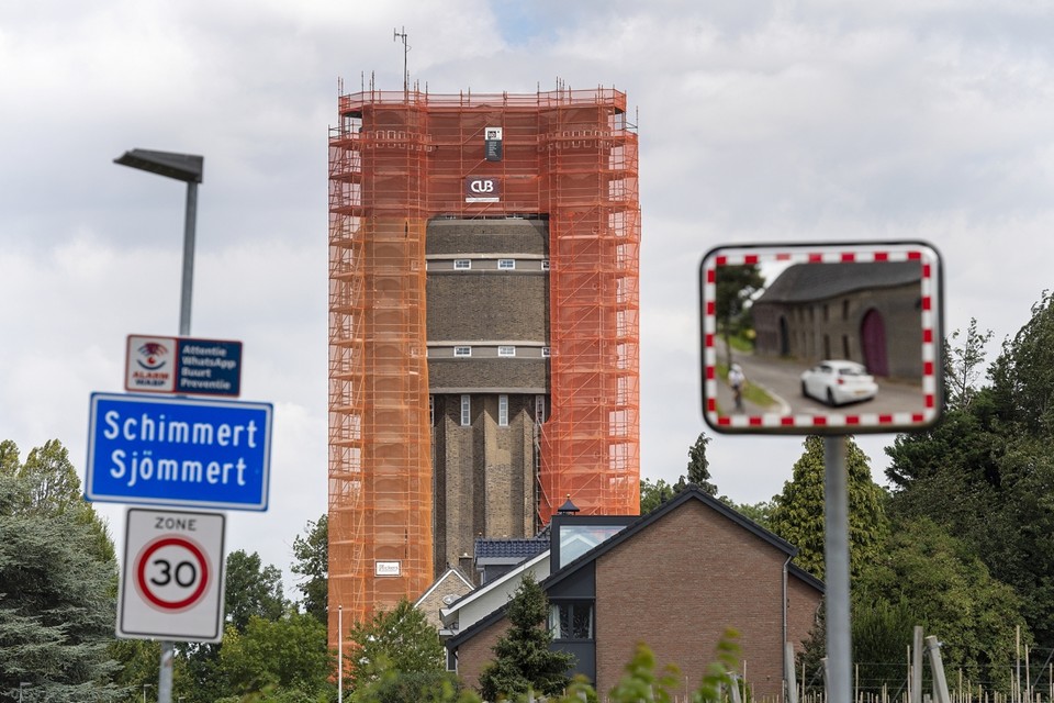 De Reus van Schimmert staat momenteel in de steigers. Naast de nieuwe invulling krijgt de watertoren ook aan de buitenkant een opknapbeurt. 