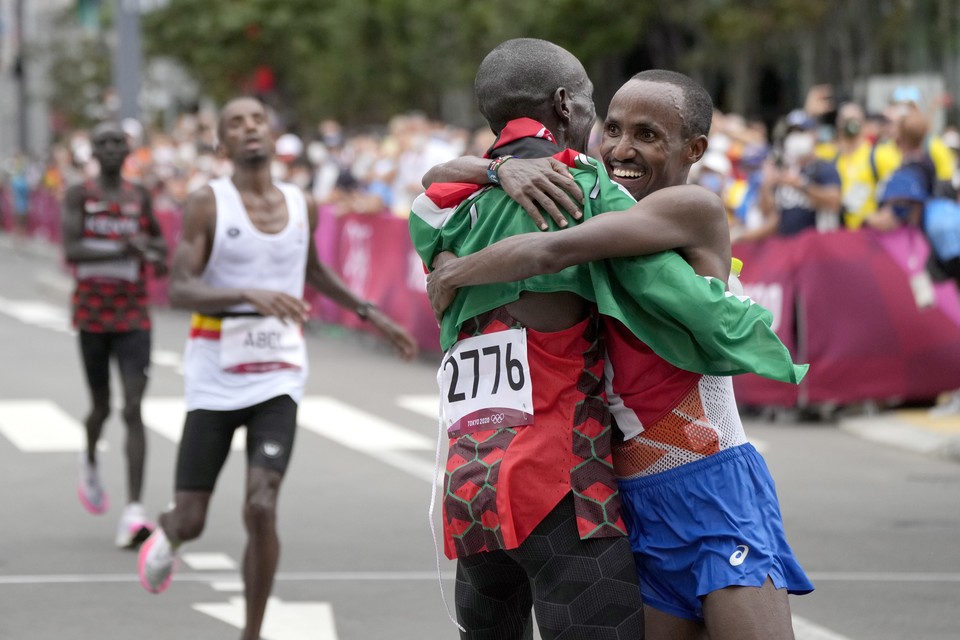 Abdi Nageeye is in Sapporo net zo blij met de bronzen medaille van zijn Belgische vriend Bashir Abdi als met zijn eigen zilveren olympische medaille.   