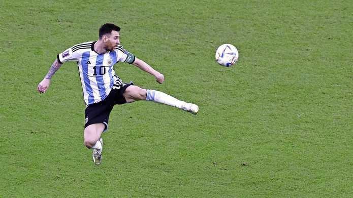 Messi zweeft door de lucht. 