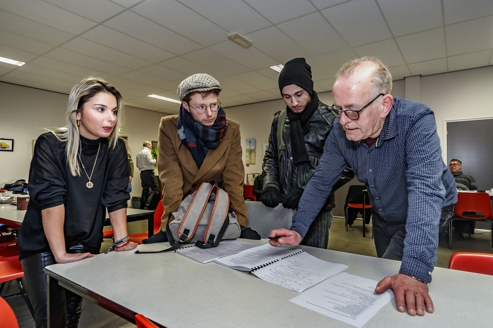 Bert Theelen (rechts) geeft regie-aanwijzingen. Links mederegisseur Renée Peijs.
