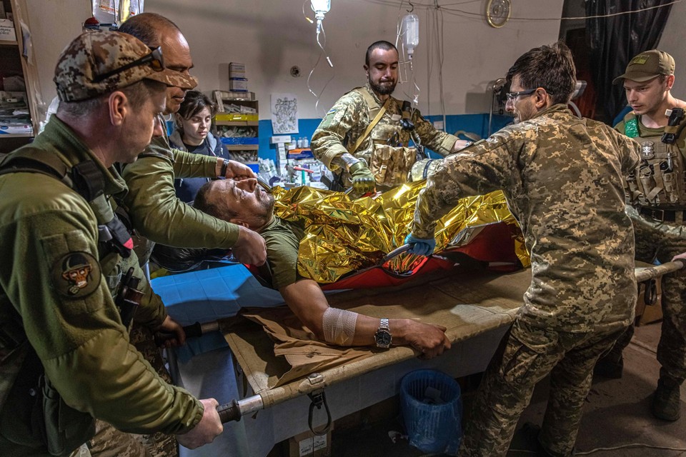 Een gewonde Oekraïense soldaat wordt voorbereid voor transport naar een ziekenhuis in de regio Loehansk. Vaak is gespecialiseerde hulp nodig maar ontbreekt die. 