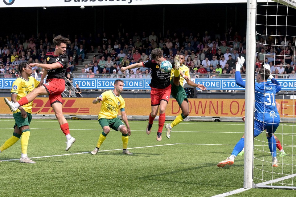 Deroy Duarte kan niet voorkomen dat Kik Pierie Excelsior aan de leiding brengt.