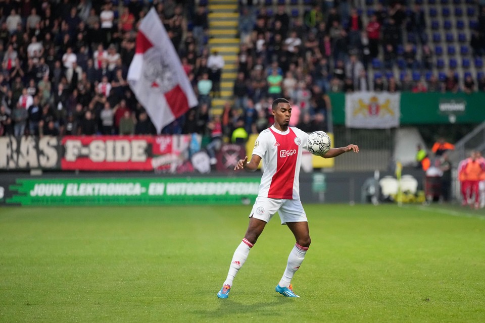 Ryan Gravenberch in actie tijdens de wedstrijd Fortuna Sittard-Ajax. 