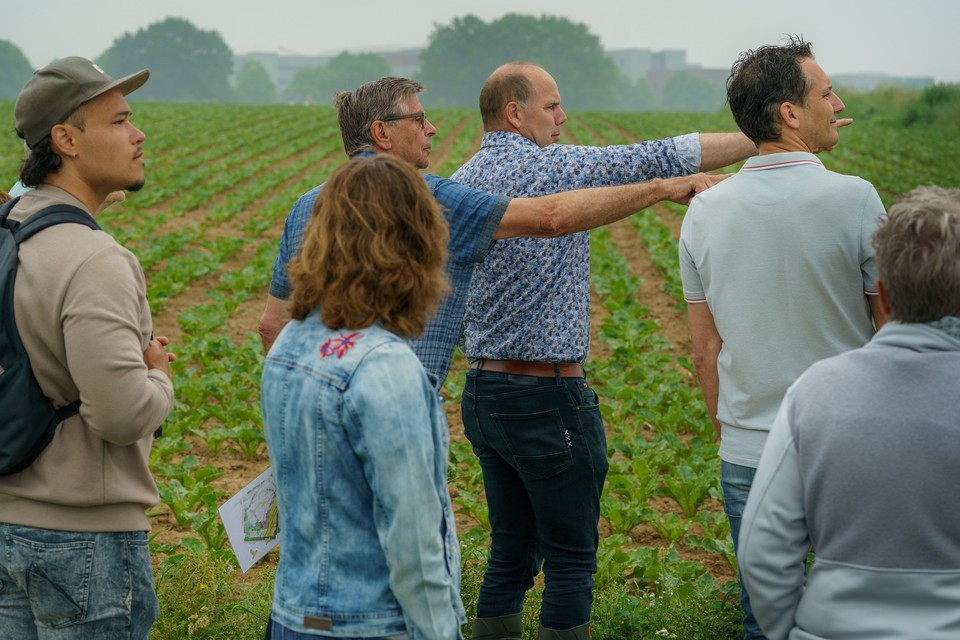 Kollenbergboeren-initiatiefnemer Boudewijn Tooren (wijzend, rechts) met een groep belangstellenden. 