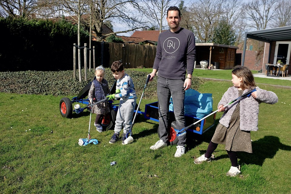 Ook Mark Coolen stak met zoon Bo en zijn nichtjes Lorin en Juune de handen uit de mouwen.