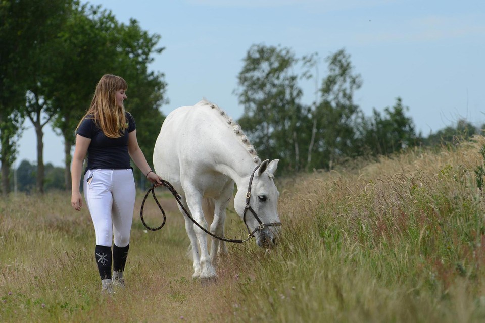 Dana de Voigt uit Beringe laat haar paard lekker snoepen van het Knabbelpad. 