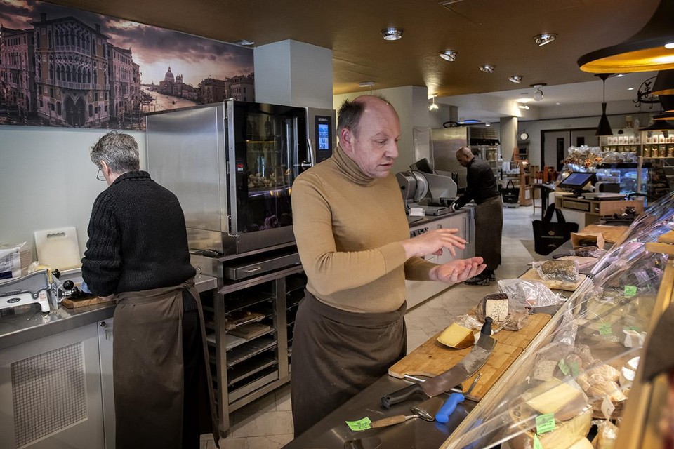 Eric van Veggel (links), Ronald Stoot en Mahinder Brispat (rechts) in hun nieuwe luxe delicatessenwinkel. 