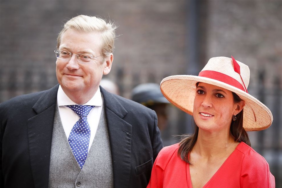 Minister Ard van der Steur van Justitie arriveert samen met zijn echtgenote bij de Ridderzaal op Prinsjesdag.