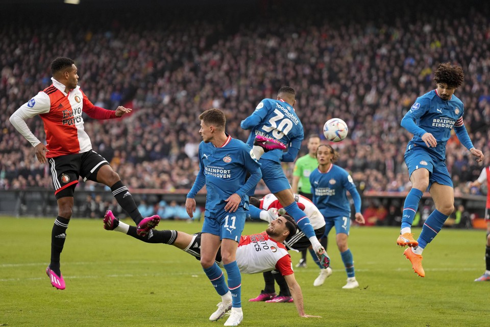 Volop strijdlust tijdens Feyenoord-PSV. Alireza Jahanbakhsh probeert met een omhaal het doel van Walter Benitez onder vuur te nemen.