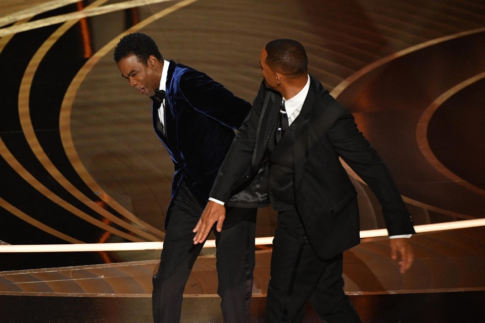 Het inmiddels beroemde fragment tijdens de Oscaruitreiking van vorig jaar. Will Smith geeft Chris Rock een klap.