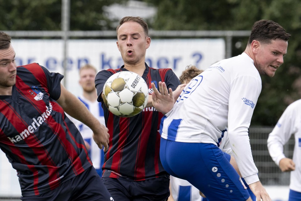 BSV Limburgia-speler Bjorn Broeders (midden) in duel met Stan Wolters van Alfa Sport.