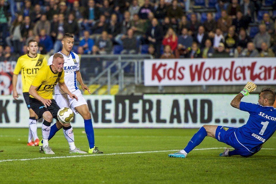 NAC Breda speler Sjoerd Ars ziet zijn schot worden gestopt