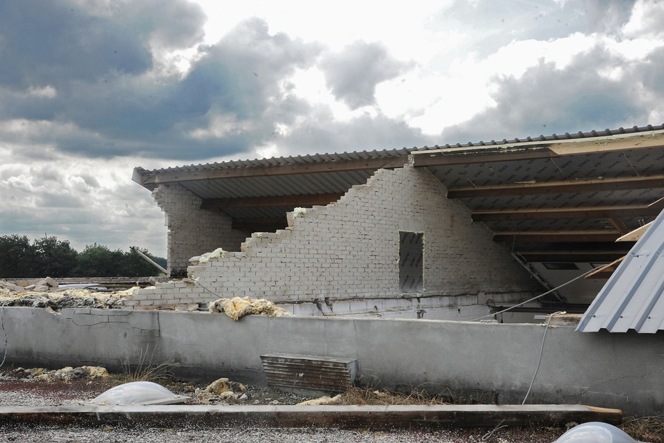 Een dak van een loods in Baarlo was een prooi voor de storm van donderdagavond. De eigenaar had net een nieuwe erop gelegd. „Het vorige dak was vernield door de storm van 2018.” 