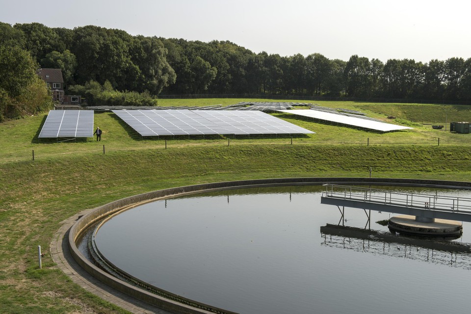 Bij de waterzuivering in Hoensbroek liggen zonnepanelen. 
