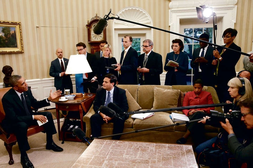 Beck Dorey-Stein, staand, vierde van links. Zij was verantwoordelijk voor het archiveren van alles wat Obama tegen de pers zei. 