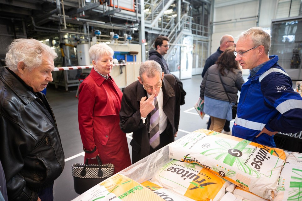 Bezoekers aan de open dag van Chemelot proeven de grondstof voor bioplastic.  