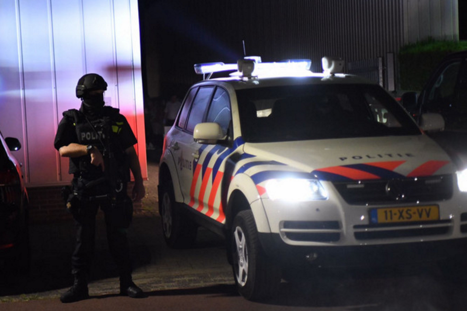 De politie bij de loods in Helmond.