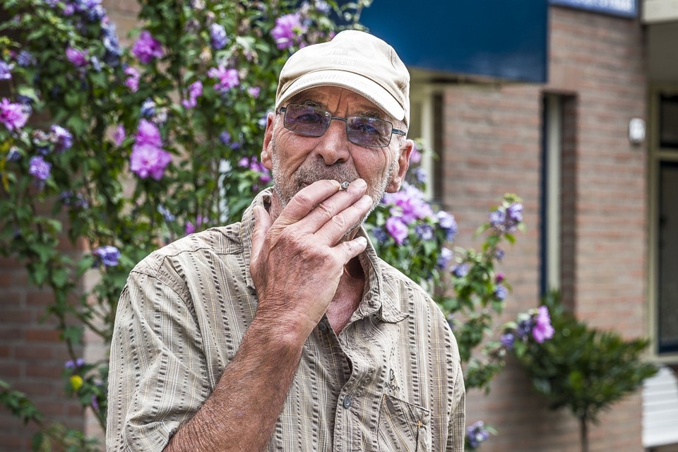 Met roken is Wim Derksen nooit gestopt: „Waarom zou je als je weet dat je leven klaar is?” 