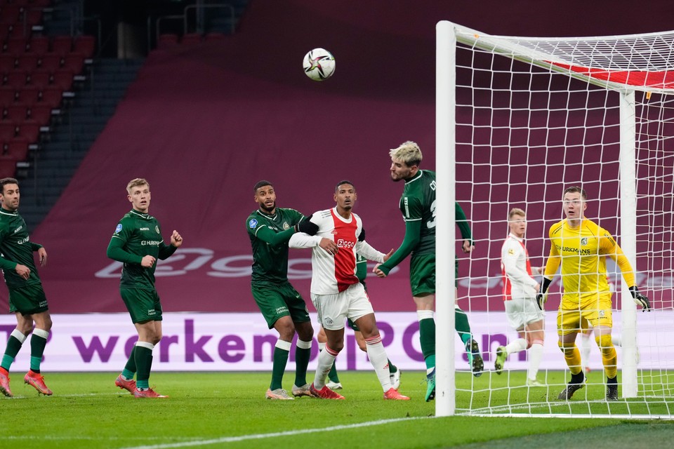 De defensie van Fortuna onder druk tegen Ajax. 