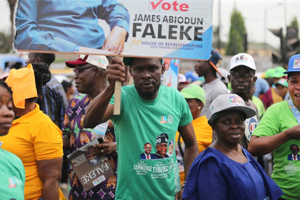 Een campagnevoerder in Lagos in de strijd voor de verkiezingen die op 25 februari in Nigeria plaatsvinden.