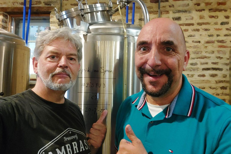Brouwer Max Schreuder (links) met Niek Dirkx die het bier al heeft voorgeproefd. 
