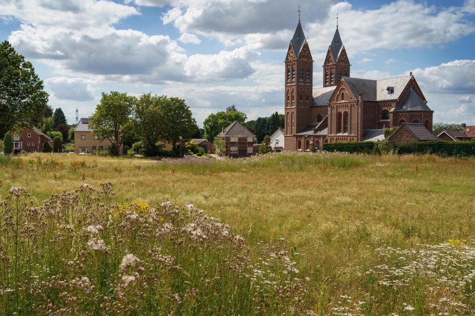 Het terrein naast de kerk in Einighausen blijft voorlopig leeg, nu de woningbouw op de vroegere plek van de basisschool niet doorgaat.