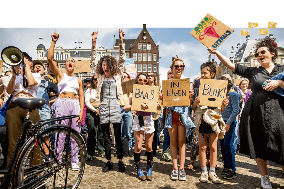 Demonstranten tijdens een solidariteitsdemonstratie voor het abortusrecht, in mei dit jaar op de Dam in Amsterdam. Aanleiding was het nieuws dat in de Verenigde Staten mogelijk het federale abortusrecht wordt afgeschaft.  
