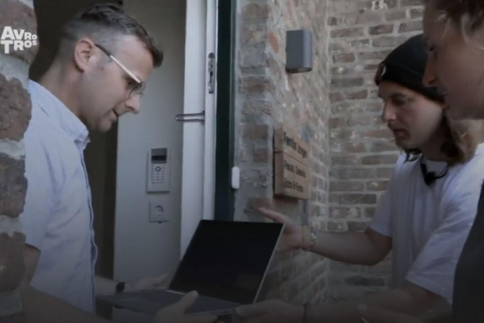Pascal Jongen helpt Sanne en Siedo met zijn laptop een dwaalspoor op te zetten.  