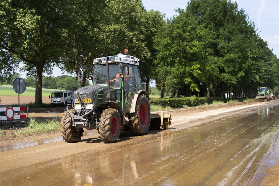 Schoonmaakwerkzaamheden bij Voerendaal na een modderstroom. 
