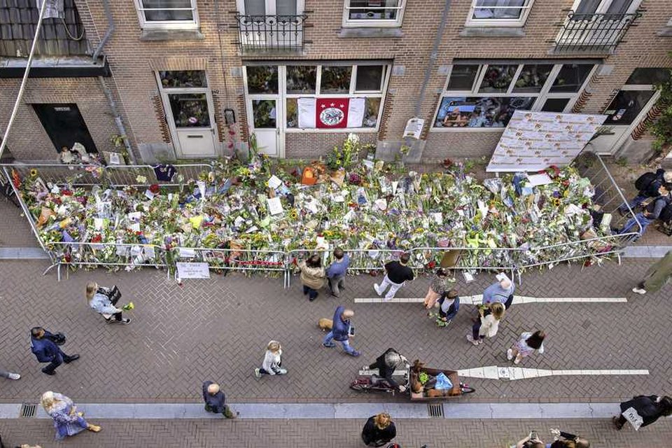 De bloemenzee voor Peter R. de Vries achter in de Lange Leidsedwarsstraat in Amsterdam.  